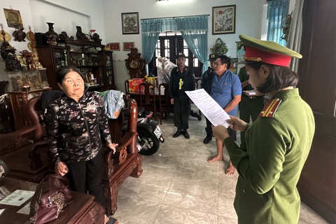 Đại án buôn lậu xăng dầu: Khởi tố thêm 23 bị can- Ảnh 2. Cơ quan cảnh sát điều tra Công an tỉnh Đồng Nai thi hành lệnh khám xét chỗ ở và nơi làm việc của một bị can trong vụ án - Ảnh: Công an cung cấp