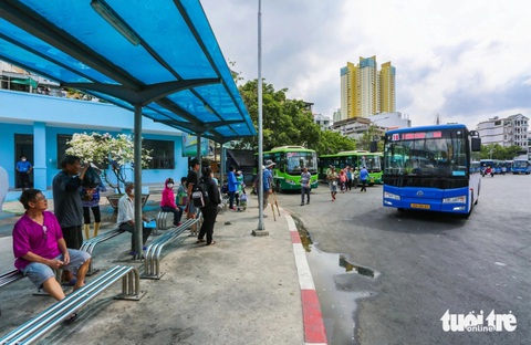 Dùng AI dự báo ùn tắc giao thông, ngập úng cho xe buýt TP.HCM- Ảnh 1. TP.HCM có hơn 2.000 xe buýt phủ khắp 22 quận, huyện - Ảnh: CHÂU TUẤN
