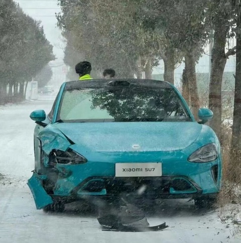 'Hàng hot' Xiaomi SU7 hỏng chỉ sau 39km, chưa phát hiện được nguyên nhân và không thể sửa chữa- Ảnh 1. Một chiếc Xiaomi SU7 chạy thử nghiệm trong điều kiện lạnh giá bị hỏng nằm bên đường - Ảnh: CarNewsChina