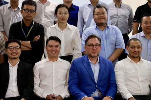Dùng AI dự báo ùn tắc giao thông, ngập úng cho xe buýt TP.HCM- Ảnh 2. Ông Vũ Anh Tuấn (góc trái) chụp ảnh lưu niệm cùng đại diện nhóm nghiên cứu, đại diện sở giao thông vận tải, các chuyên gia giao thông - Ảnh: NGỌC QUÝ