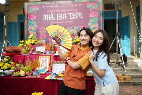 Phương Mỹ Chi (trái) và đạo diễn Huỳnh Lập trong buổi khai máy phim Nhà gia tiên - Ảnh: ĐPCC Phương Mỹ Chi (phải) và đạo diễn Huỳnh Lập trong buổi khai máy phim Nhà gia tiên - Ảnh: ĐPCC