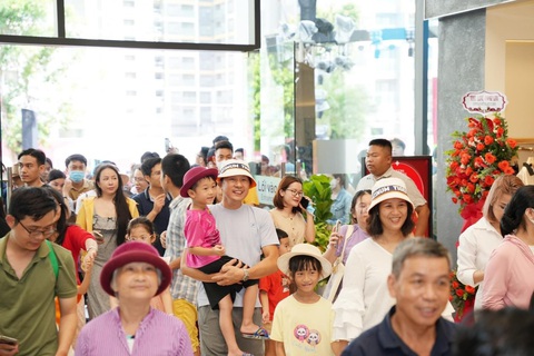 Khách hàng hào hứng tham gia các chương trình hè đặc sắc tại hệ thống TTTM Vincom trên toàn quốc. Ảnh: Đ.H Khách hàng hào hứng tham gia các chương trình hè đặc sắc tại hệ thống TTTM Vincom trên toàn quốc - Ảnh: Đ.H