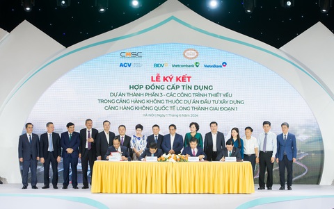 Ba ngân hàng hợp vốn 1,8 tỉ USD để xây sân bay Long Thành- Ảnh 2. Đại diện Vietcombank, VietinBank, BIDV và ACV ký kết hợp đồng cấp 1,8 tỉ USD cho dự án sân bay Long Thành - Ảnh: VCB