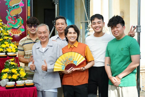 Các diễn viên nam: (từ trái qua) Huỳnh Đông, Đào Anh Tuấn, Mai Thế Hiệp, Huỳnh Lập, Nguyễn Anh Tú Các diễn viên nam trong Nhà gia tiên (từ trái qua): Huỳnh Đông, Đào Anh Tuấn, Mai Thế Hiệp, Huỳnh Lập, Nguyễn Anh Tú