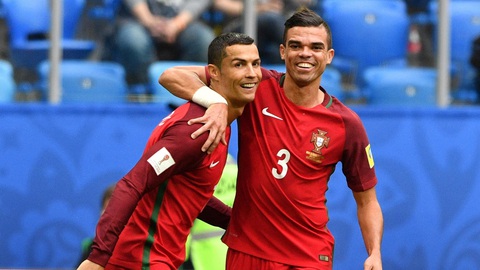 Bí quyết bền bỉ của 'gã đồ tể' Pepe tại Euro 2024- Ảnh 1. Pepe (phải) và Ronaldo - Ảnh: REUTERS