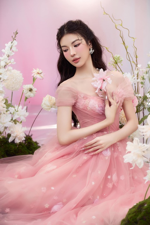 Sắc vóc của Tường San - đại diện Việt Nam thi Miss International Queen 2024- Ảnh 9. Khác với người tiền nhiệm Dịu Thảo, Tường San có nhan sắc trong trẻo, mong manh. Mặc dù ngoại hình Tường San được đánh giá chưa gây được ấn tượng. Tuy nhiên, người đẹp được hoa hậu Hương Giang đánh giá cao khả năng ứng xử và phản biện.