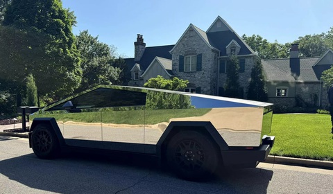 Thấy Tesla Cybertruck chưa đủ đặc biệt, chủ xe đem đi đánh bóng thành 'xe gương'- Ảnh 2. Kết quả cuối cùng là một chiếc Tesla Cybertruck với ngoại thất gương 99% đủ khả năng làm lóa mắt bất cứ ai đi đường khi trời nắng. Ảnh: Carscoops