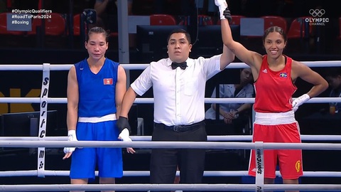 Hà Thị Linh (áo xanh) để thua trước tay đấm hạng 8 thế giới Agnes Alexiusson ở bán kết vòng loại Olympic 2024 - Ảnh: Chụp màn hình Hà Thị Linh (áo xanh) để thua trước tay đấm hạng 8 thế giới Agnes Alexiusson ở bán kết vòng loại Olympic 2024 - Ảnh chụp màn hình