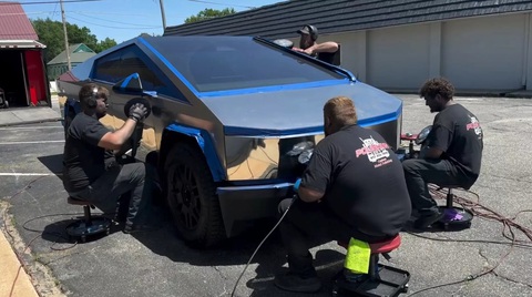 Thấy Tesla Cybertruck chưa đủ đặc biệt, chủ xe đem đi đánh bóng thành 'xe gương'- Ảnh 1. Một đội chuyên nghiệp 4 người được mời tới tùy biến chiếc Tesla Cybertruck theo cách độc nhất vô nhị, đó là đánh bóng bề mặt thép không gỉ cho tới khi nào sáng như gương thì thôi. Ảnh: Carscoops