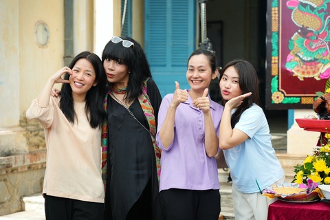 Dàn diễn viên nữ: (từ trái qua) Puka, Trác Thúy Miêu, Hạnh Thúy, Phương Mỹ Chi Dàn diễn viên nữ (từ trái qua): Puka, Trác Thúy Miêu, Hạnh Thúy, Phương Mỹ Chi