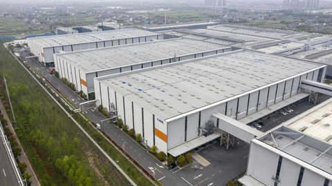 Chỉ sau 10 năm, xe Trung Quốc từ chỗ phải đi đạo nhái giờ khiến các hãng xe quốc tế đuổi không kịp- Ảnh 3. Các hãng xe Trung Quốc có lợi thế hơn hẳn các đối thủ quốc tế ở mảng xe điện vì họ nắm trong tay chuỗi cung ứng pin điện toàn cầu, giờ phần lớn các hãng xe quốc tế đều phải mua hoặc mượn pin do người Trung Quốc sản xuất. Ảnh: CATL
