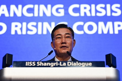 Bộ trưởng Quốc phòng Hàn Quốc Shin Won Sik phát biểu tại Đối thoại Shangri-La ngày 1-6 - Ảnh: AFP Bộ trưởng Quốc phòng Hàn Quốc Shin Won Sik phát biểu tại Đối thoại Shangri-La ngày 1-6 - Ảnh: AFP