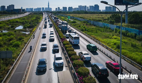 Mở rộng đường dẫn cao tốc nối nút giao An Phú lên 8 làn- Ảnh 1. Đoạn đường dẫn cao tốc từ nút giao An Phú đến nút giao vành đai 2 TP.HCM dài 4km - Ản: ĐỨC PHÚ