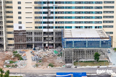 Cận cảnh 3 bệnh viện cửa ngõ TP.HCM sắp hoàn thành- Ảnh 16. Hiện nay, bệnh viện cũng đang trong quá trình hoàn thiện khối tòa nhà chính và công trình phụ xung quanh. Song song đó công tác đầu tư mua sắm trang thiết bị cũng đang được triển khai nhằm đưa bệnh viện vào hoạt động trong năm 2024.