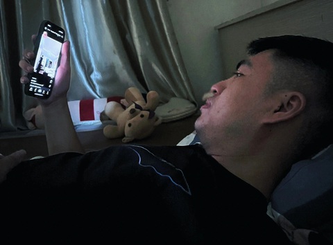 Năm ghi nhớ để có giấc ngủ ngon, phòng tránh bệnh tật- Ảnh 1. Muốn có giấc ngủ ngon, không nên sử dụng điện thoại trước khi đi ngủ - Ảnh minh họa: TƯỜNG VY