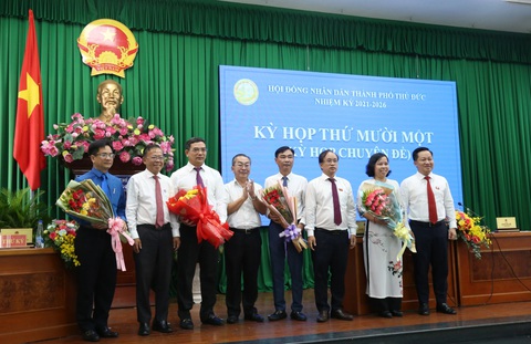 Ông Đỗ Anh Khang được bầu làm phó chủ tịch UBND TP Thủ Đức- Ảnh 1. Giám đốc Sở Nội vụ TP.HCM Võ Ngọc Quốc Thuận và lãnh đạo TP Thủ Đức tặng hoa chúc mừng ông Đỗ Anh Khang (thứ 3 từ trái sang) và các ủy viên UBND TP Thủ Đức vừa được bầu - Ảnh: THẢO LÊ