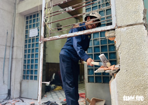 Người dân quận 3 hiến hàng ngàn mét vuông đất mở rộng hẻm- Ảnh 1. Căn nhà đầu hẻm 549 Nguyễn Đình Chiểu, quận 3 đang tháo dỡ để hiến đất mở rộng hẻm - Ảnh: LÊ PHAN