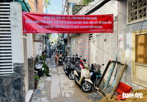 Người dân quận 3 hiến hàng ngàn mét vuông đất mở rộng hẻm- Ảnh 4. Tại phường 4, người dân cũng đang hối hả tháo dỡ nhà cửa trên phần đất hiến để bàn giao cho chính quyền thi công mở rộng hẻm - Ảnh: LÊ PHAN