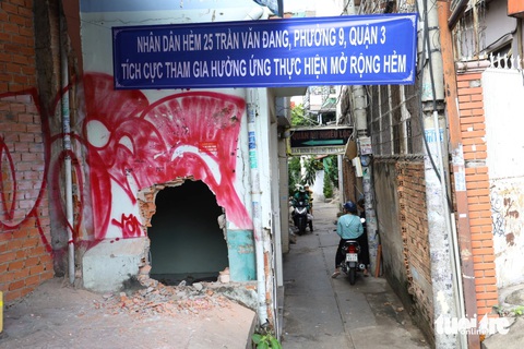 Người dân quận 3 hiến hàng ngàn mét vuông đất mở rộng hẻm- Ảnh 7. Tương tự, nhiều hộ dân trong hẻm 25 Trần Văn Đang cũng đang tháo dỡ, bàn giao mặt bằng - Ảnh: NGỌC QUÝ