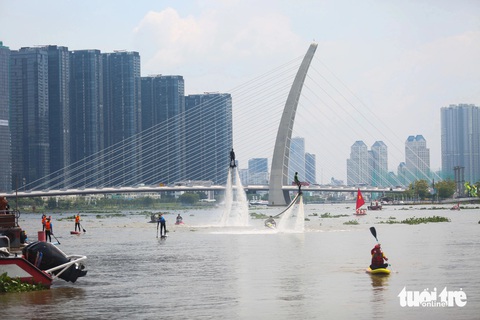 Lễ hội sông nước: Thi bơi, chèo ván đứng sôi nổi trên sông Sài Gòn- Ảnh 1. Trình diễn bay bằng ván phản lực và lướt ván trên sông Sài Gòn - Ảnh: PHƯƠNG QUYÊN