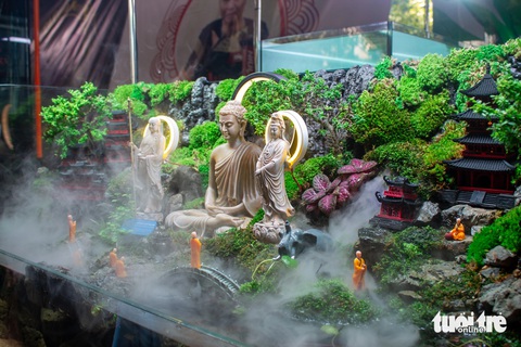 Xem chó, mèo, kỳ nhông, kiến, rắn đọ... sắc ở Lễ hội Cá cảnh Thú cưng- Ảnh 11. Một tiểu cảnh hồ cá được trưng bày tại hội chợ - Ảnh: TÔ CƯỜNG