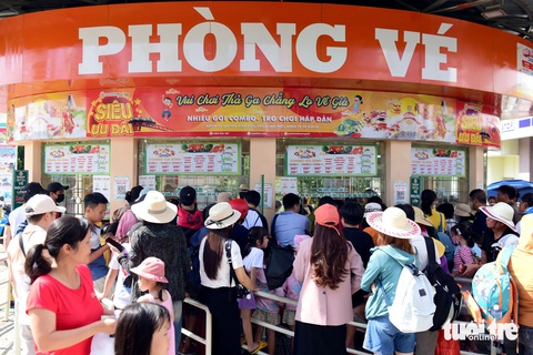 Hoa thơm trái ngọt ngập tràn Lễ hội Trái cây Nam Bộ 2024- Ảnh 4. Khu vực phòng vé chật cứng người từ sáng sớm