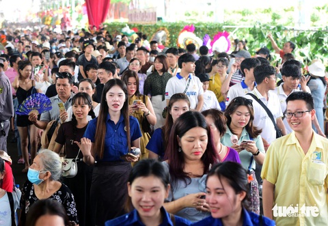 Hoa thơm trái ngọt ngập tràn Lễ hội Trái cây Nam Bộ 2024- Ảnh 7. Rất đông khách trong và ngoài nước tham gia lễ hội