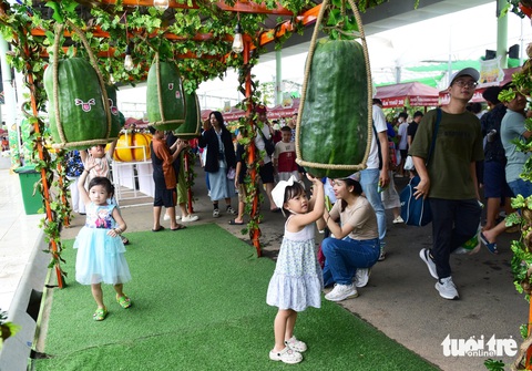 Hoa thơm trái ngọt ngập tràn Lễ hội Trái cây Nam Bộ 2024- Ảnh 11. Những loại trái cây khổng lồ thu hút các em nhỏ