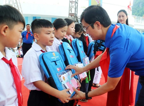 Khai mạc hè, tổ chức lớp dạy bơi miễn phí- Ảnh 1. Anh Bùi Quang Huy - bí thư thứ nhất Ban Chấp hành Trung ương Đoàn - trao phần quà và học bổng cho các em thiếu nhi có hoàn cảnh khó khăn, nỗ lực vươn lên trong học tập tại Quảng Ninh - Ảnh: T. CHUNG