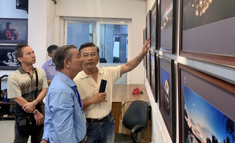 Khán giả thưởng lãm những hình ảnh chụp về vùng đất Lâm Hà - Ảnh: HOÀI PHƯƠNG Khán giả thưởng lãm những hình ảnh chụp về vùng đất Lâm Hà - Ảnh: HOÀI PHƯƠNG