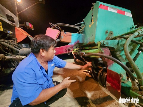 Công nhân cải tiến xe sàng cát làm sạch bãi biển Nha Trang- Ảnh 3. Phần trục xoay lượn sóng được ông Thanh cải tiến - Ảnh: MINH CHIẾN