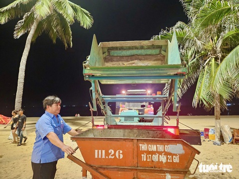Công nhân cải tiến xe sàng cát làm sạch bãi biển Nha Trang- Ảnh 8. Rác sau khi sàng lọc được đổ vào xe trung chuyển - Ảnh: MINH CHIẾN