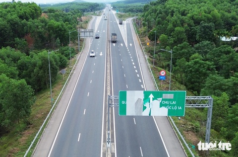 Biển báo trên cao tốc hư hỏng và câu trả lời trời ơi của cơ quan quản lý- Ảnh 4. Tấm biển bị hư hỏng - Ảnh: LÊ TRUNG