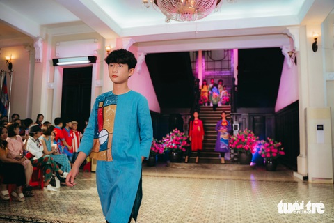 Màn trình diễn catwalk bộ sưu tập áo dài của nhà thiết kế Sĩ Hoàng tại nhà truyền thống Đội Thiếu niên Tiền phong Hồ Chí Minh nằm trong khuôn viên của Nhà Thiếu nhi TP.HCM - Ảnh: THANH HIỆP Màn trình diễn bộ sưu tập áo dài của nhà thiết kế Sĩ Hoàng tại Nhà truyền thống Đội trong khuôn viên Nhà Thiếu nhi TP.HCM - Ảnh: THANH HIỆP