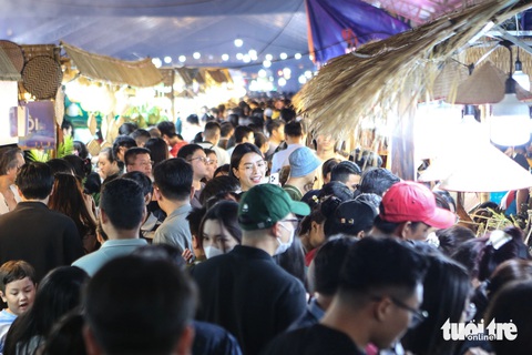 Biển người về đường Lê Lợi trải nghiệm không gian ẩm thực dịp cuối tuần- Ảnh 1. Tối 1-6, biển người đổ về đường Lê Lợi trải nghiệm không gian ẩm thực - Ảnh: PHƯƠNG QUYÊN