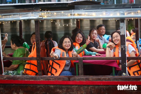 Biển người về đường Lê Lợi trải nghiệm không gian ẩm thực dịp cuối tuần- Ảnh 9. Trước đó, chiều 31-5, nhiều du khách cũng thích thú khi trải nghiệm tour nội đô, thưởng thức ẩm thực trên ghe dọc kênh Nhiêu Lộc - Thị Nghè - Ảnh: PHƯƠNG QUYÊN