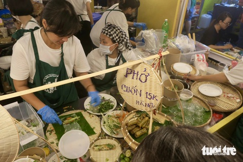 Biển người về đường Lê Lợi trải nghiệm không gian ẩm thực dịp cuối tuần- Ảnh 13. Không gian ẩm thực có các món ăn nhiều vùng miền, niêm yết giá rõ ràng - Ảnh: T.T.D