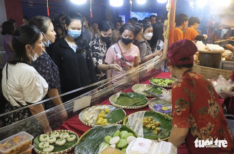 Biển người về đường Lê Lợi trải nghiệm không gian ẩm thực dịp cuối tuần- Ảnh 15. Đây là cơ hội thưởng thức ẩm thực nhiều vùng miền trong sự kiện Lễ hội sông nước sôi động của TP.HCM - Ảnh: T.T.D.