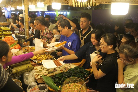 Biển người về đường Lê Lợi trải nghiệm không gian ẩm thực dịp cuối tuần- Ảnh 16. Biển người về đường Lê Lợi trải nghiệm không gian ẩm thực dịp cuối tuần- Ảnh 16.