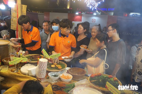 Biển người về đường Lê Lợi trải nghiệm không gian ẩm thực dịp cuối tuần- Ảnh 18. Không gian ẩm thực tại đường Lê Lợi (quận 1) diễn ra từ 9h đến 21h từ 31-5 đến ngày 2-6 - Ảnh: T.T.D.