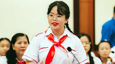 Thiếu nhi hướng tới thành công dân toàn cầu- Ảnh 2. Các bạn nhỏ TP.HCM chia sẻ ý kiến và đề xuất tại chương trình gặp gỡ lãnh đạo TP năm 2024 - Ảnh: THANH HIỆP