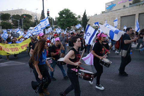 Đang có làn sóng phản đối Thủ tướng Netanyahu trong nước. Trong ảnh là người biểu tình phản đối chính phủ của ông Netanyahu ở Jerusalem, ngày 20-5 - Ảnh: AFP Đang có làn sóng phản đối Thủ tướng Netanyahu trong nước. Trong ảnh là người biểu tình phản đối chính phủ của ông Netanyahu ở Jerusalem, ngày 20-5 - Ảnh: AFP