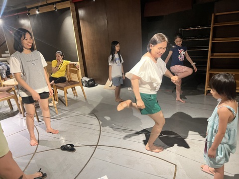 Các mẹ nhảy dây chun cùng con - Ảnh: T.ĐIỂU Các mẹ nhảy dây chun cùng con