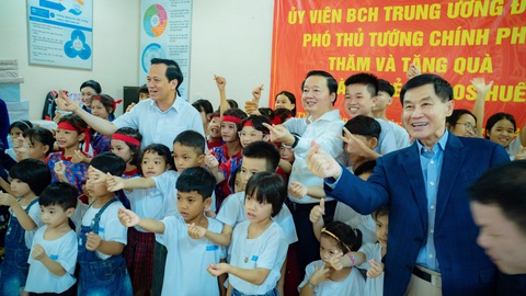 Cần bảo vệ trẻ em trước thông tin xấu, độc trên không gian mạng- Ảnh 2. Phó thủ tướng Trần Hồng Hà và lãnh đạo Bộ Lao động, Thương binh và Xã hội thăm, tặng quà các bạn nhỏ ở Làng trẻ em SOS Huế - Ảnh: LÊ ĐÌNH HOÀNG