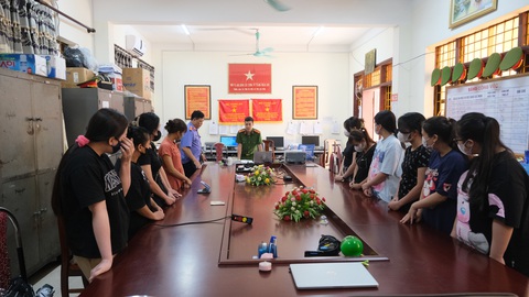 Khởi tố 11 cô gái liên quan vụ giả danh sàn thương mại điện tử Shopee để lừa đảo- Ảnh 1. Cơ quan công an thi hành lệnh khởi tố các bị can - Ảnh: Công an tỉnh Cao Bằng
