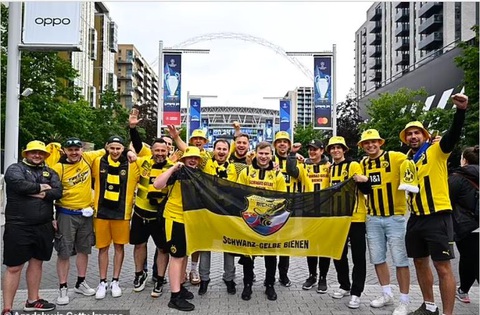 Real Madrid lần thứ 15 vô địch Champions League- Ảnh 7. Hàng ngàn người hâm mộ Real Madrid và Borussia Dortmund đã tới Wembley để xem trận chung kết - Ảnh: Getty