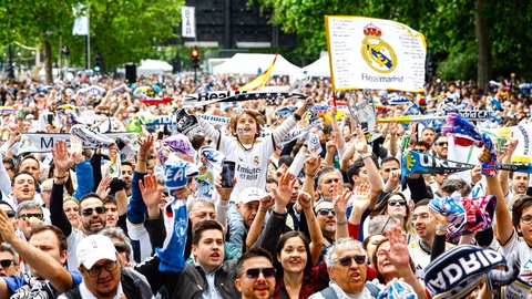 Real Madrid lần thứ 15 vô địch Champions League- Ảnh 8. Những người ủng hộ Real Madrid đã ca hát và nhảy múa ở trung tâm London, mong đợi đội bóng của họ sẽ giành được chiếc cúp Champions League thứ 15 - Ảnh: Getty
