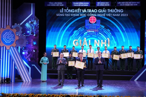 Điện lực TP.HCM đạt hạng nhì giải thưởng sáng tạo khoa học công nghệ- Ảnh 1. Ông Luân Quốc Hưng - phó tổng giám đốc Tổng công ty Điện lực TP.HCM (giữa, hàng đầu) - nhận giải nhì giải thưởng sáng tạo khoa học công nghệ - Ảnh: EVNHCMC