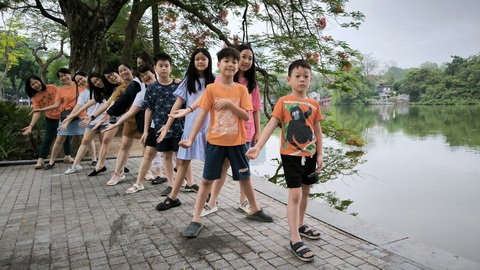 Đưa các co đi khám phá Bờ Hồ buổi sáng sớm rất khác lạ mà bình thường người Hà Nội cũng hiếm khi được biết - Ảnh: T.ĐIỂU Đưa các con đi khám phá Bờ Hồ buổi sáng sớm rất khác lạ mà bình thường người Hà Nội cũng hiếm khi được biết