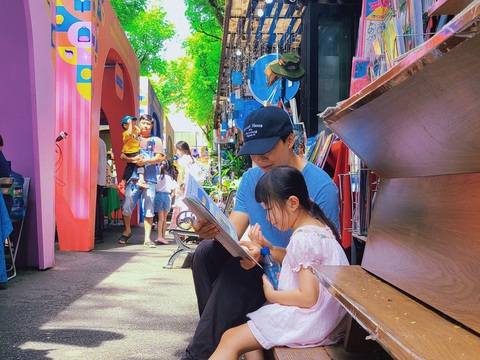 Tết thiếu nhi: Khu vui chơi, mua sắm đông nghẹt, nhiều phụ huynh ngán ngẩm vì ngột ngạt- Ảnh 5. Nhiều bậc phụ huynh chọn sách - món ăn nuôi dưỡng tâm hồn làm quà cho con dịp Tết thiếu nhi - Ảnh: NHẬT XUÂN